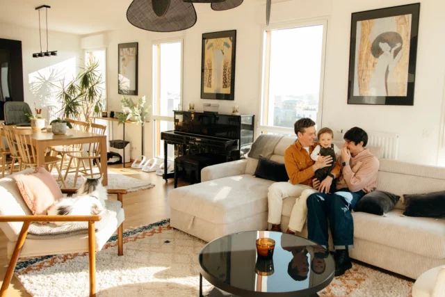 / Une très douce matinée en famille 🌞

Faire le plein de câlins
Préparer une compote maison
Jouer du piano
Savourer le soleil dans le salon 

🌤️ Le genre de reportage qui remplit mon cœur et les cartes SD de mon boîtier. 

Ça t’émeut toi aussi ?
Alors ouvre-moi les portes de ta maison ou de ton jardin… 🤲🏻 

Réserve ton Reportage Famille, en MP ou👇🏻
💌 leclairdelord.laura@gmail.com 

—————————————————————————————
✨ De belles ondes & des images 
Heureuse Photographe depuis 2011 

• Nantes et la Planète 
🌍  www.lauraleclairdelord.com 
💌  leclairdelord.laura@gmail.com

#photographefamillenantes #photofamillenantes #photographenantes #photographelabaule #photographeangers #photographebretagne #photographevendee #photodefamille #shootingphotofamille #seancefamillenantes #shootingnantes #mafamille #devenirparents #mamans #famillenantes #portraitfamille #lifestylenantes #lifestylephotography #photographevendee #lauraleclairdelord #lespapas #lesmamans #familleheureuse #seancephotofamille #seancephotobebe #shootingbebe #etreparents #parents #papa #reportagefamille