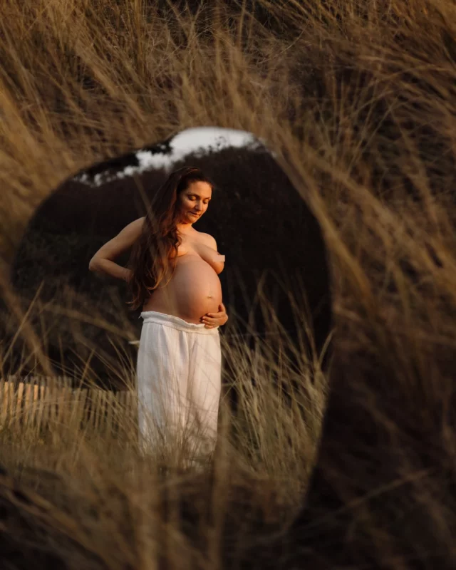 / Mamma Lova au soleil couchant 🌞

C’est avec ce shooting canon que j’ai ouvert la saison 2025 des sunset à la mer ! 
Quelle ouverture 🤩 

En espérant que ces images douces et dénuées de vulgarité ( si vous voyez où je veux en venir ) ne soient pas injustement censurées… 🙌🏻 

🌞 La Baule , le Croisic, le Pouliguen, Noirmoutier, Pornic, Saint Michel Chef-Chef, la Bretagne, la Vendée… accompagnée de Vanou 🚐 🌻… je vais PARTOUT ! 

🫵 Alors toi, sur quelle plage tu aimerais faire tes photos ?

_____________________________________________

✨ De belles ondes & des images 
Heureuse Photographe depuis 2011 

• Nantes et la Planète 
🌍  www.lauraleclairdelord.com 
💌  leclairdelord.laura@gmail.com

#photographefamillenantes #photofamillenantes #photographenantes #photographelabaule #photographeangers #photographebretagne #photographevendee #photodefamille #shootingphotofamille #seancefamillenantes #shootingnantes #mafamille #devenirparents #mamans #mamansnantes #famillenantes #portraitfamille #lifestylenantes #lifestylephotography #photographevendee #lauraleclairdelord #familleheureuse #seancephotofamille #seancephotobebe #shootinggrossesse #seancephotogrossesse #grossessenantes #couplenantes #lovenantes #photomaternité