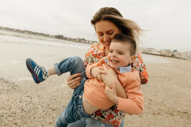 / Se créer des souvenirs, sur l’une des plus belles baies d’Europe 🌊 ( c’est vrai, c’est pas moi qui le dit )

Maud, Geoffrey & Mathys,
Une histoire qui dure entre nous 🫶🏻 

Un mariage photographié, et le début d’une histoire avec des clients qui sont devenus bien plus. 
Shooting grossesse, naissance, famille…  Pas mal de restos partagés, et même quelques bougies d’anniversaire ! 
On sait le plaisir sincère qu’on a à se revoir à chaque fois, qu’il se passe 6, 12 ou 18 mois. 

Cette relation précieuse, elle n’est pas la seule dans mon histoire de photographe, mais elle est rare, et en cela profondément précieuse. 

C’est la « big cherry on the cake 🍒 » pour moi.
Avoir, grâce à mon métier, grâce à ma passion même au tout départ, rencontré de si belles personnes et tissé des liens que je chéris sincèrement. 

Je sais déjà la chance que j’ai d’exercer un métier passion, dans un univers cool où l’ambiance est à 99% du temps joyeuse. La chance ( et la constante pression aussi ) d’être libre, indépendante, mon propre patron. La chance grâce à ma profession de lier des amitiés avec des collègues et des clients. 
Yep, je mesure cette chance 🙌🏻
Et j’espère, vraiment, que ça n’est pas prêt de s’arrêter.

———————————————————————-

💛 De belles ondes & des images 
Heureuse Photographe depuis 2011 

• Nantes, France, Pluton 
🌍  www.lauraleclairdelord.com 
💌  leclairdelord.laura@gmail.com

#photographefamillenantes #photofamillenantes #photographenantes #photographelabaule #photographeangers #photographebretagne #photographevendee #photodefamille #shootingphotofamille #seancefamillenantes #shootingnantes #mafamille #devenirparents #mamans #mamansnantes #famillenantes #portraitfamille #lifestylenantes #lifestylephotography #photographevendee #lauraleclairdelord #mamancomblée #lesmamans #familleheureuse #seancephotofamille #shootingalaplage #shootingbebe #etreparents #photodefamillenantes #photofamilleplage #reportagefamille