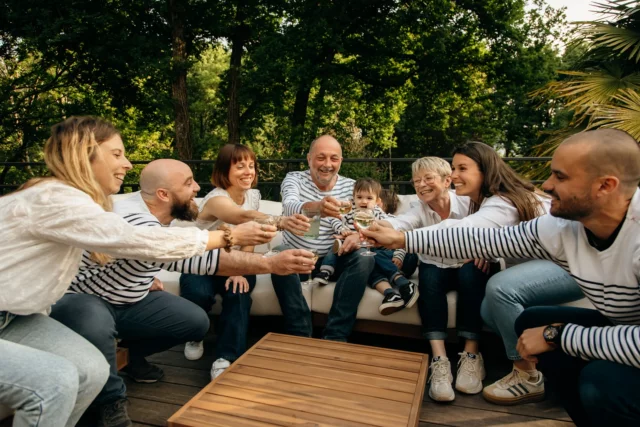/ Tu veux sourire ? 
Cette séance Grande Famille c’est QUE des rires 🤩

Un bonheur à l’état pur ! 
Pas besoin de grand chose quand l’alchimie est là, la complicité, les bonnes vibes et ceux qu’on aime. 

Réunis ta tribu, autour d’un apéro ou d’une balade en nature, je m’occupe du reste 🙌🏻 📸

👉 réservation par e-mail, MP ou téléphone 
Profite des vacances qui arrivent, j’ai des dispos tout l’été! ⛱️🌞🌊

————————————————————————————-

💛 De belles ondes & des images 
Heureuse Photographe depuis 2011 

• Nantes, France, Pluton 
🌍  www.lauraleclairdelord.com 
💌  leclairdelord.laura@gmail.com

#photographefamillenantes #photofamillenantes #photographenantes #photographelabaule #photographeangers #photographebretagne #photographevendee #photodefamille #shootingphotofamille #seancefamillenantes #shootingnantes #mafamille #devenirparents #mamans #mamansnantes #famillenantes #portraitfamille #lifestylenantes #lifestylephotography #photographevendee #lauraleclairdelord #mamancomblée #lesmamans #familleheureuse #seancephotofamille #seancephotobebe #shootingbebe #etreparents #pma #pmanantes #reportagefamille
