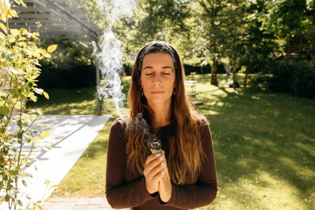 / Instants volés lors de la Retraite Éclore 🌿

J’ai photographié pendant 4 jours la vie et les pratiques de ce séjour bien-être. 

Yoga, Breathwork, Ecstatic Danse, voyage sonore, méditation, massage, balade nature, atelier fleurs de Bach… Une retraite pleine de douceur, pour le coeur et pour le corps, pour les papilles aussi grâce aux plats de notre cheffe fantastique 🙌🏻 

Un confort ressourçant, du soleil, des femmes au grand coeur, des rires. Surtout, une safe place où l’on peut se poser, déposer, donner et recevoir en toute bienveillance, en pleine sécurité, en pleine tolérance.

Ces espaces, je les chéris et les visite en tant que Laura, humaine. Et je les photographie aussi, en tant que Laura humaine et photographe. 
C’est mon bonheur ultime de pouvoir exister dans ces lieux, m’épanouir en tant que femme et gardienne des souvenirs imagés. 

Merci la vie de m’avoir mené sur ce chemin, 
De m’avoir fait éclore, m’aligner, rayonner
Et d’y lier mon parcours photographique.
Je ne peux être plus heureuse de cet accomplissement 🫶🏻 

La Dream-Team de ce séjour 🌱
@la.luciole.naturo 
@jeanneeleray 
@iamflora_7 
@ressource.en.vous 
@judithleray 

————————————————————————————

🌙 de belles ondes & des images 
www.lauraleclairdelord.com

• Heureuse photographe depuis 2011
Nantes. France. Pluton 

————————————————————————————

#nantes #portrait #portraitfemme #portraitnantes #shootingphoto #shootingphotonantes #yoganantes #sejouryoga #yogainspiration #photoyoga #yogini #photoshootyoga #photoshootfemme #feminite #woman #nantesmaville #documentaire #lauraleclairdelord #photographeportraitiste #photographeyoga #seancephotolifestyle #lifestylenantes #museenantes #retraiteyogafrance #namastrip #portraityogateacher #retraitebienetre #creativite #inspiration #retraiteyoga