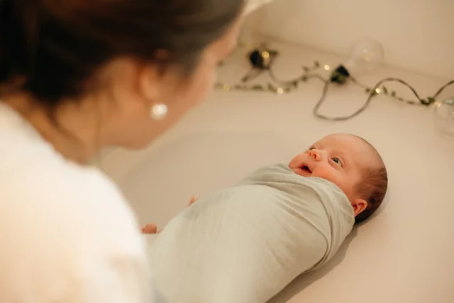 / Le Bain Thalasso de Tommy
donné par la douce @le.bien.naitre.en.douceur 

☁️ 🐣 🩵

👉🏻 Le Bain Thalasso + Les Photos 
L’offre Duo parfaite pour un cadeau de naissance !

Avec Charlène nous allions nos savoir-faire et passions pour vous proposer un moment tout doux. 
On commence par un temps d’échange avec Charlène, puis c’est le bain thalasso de bébé et son reportage photo. Et on finit par quelques photos en famille, tout relaxés, tout détendus 🫠

Un VRAI moment de plénitude 
À vivre lors des toutes premières semaines de vie de votre enfant 🙌🏻

💌 Ça vous dit ?
Contactez-moi ou Charlène, nous répondrons avec plaisir à vos questions 

• De belles ondes & des images •
www.lauraleclairdelord.com

@le.bien.naitre.en.douceur 
#bainthalasso #bainbebe #baintherapeutique #photobainthalassobebe #photobaintherapeutique #photobebenantes #photobebeancenis #photobebeangers #shootingphotobebe #shootingphotobebethalasso #lauraleclairdelord #photographebebenantes #photographefamillenantes #lifestyle #lifestylephotography #photographedevie #familyfirst #reallife #lavraivie #portraitbebe #portraitfamille #shootingphotonaissance #nouveaune #naissancenantes #shootingnouveaune #seancephotonouveaune #photographie #portraitbebe #sointhalassobebe #bainbebe #bainbebebienetre #biennaitre